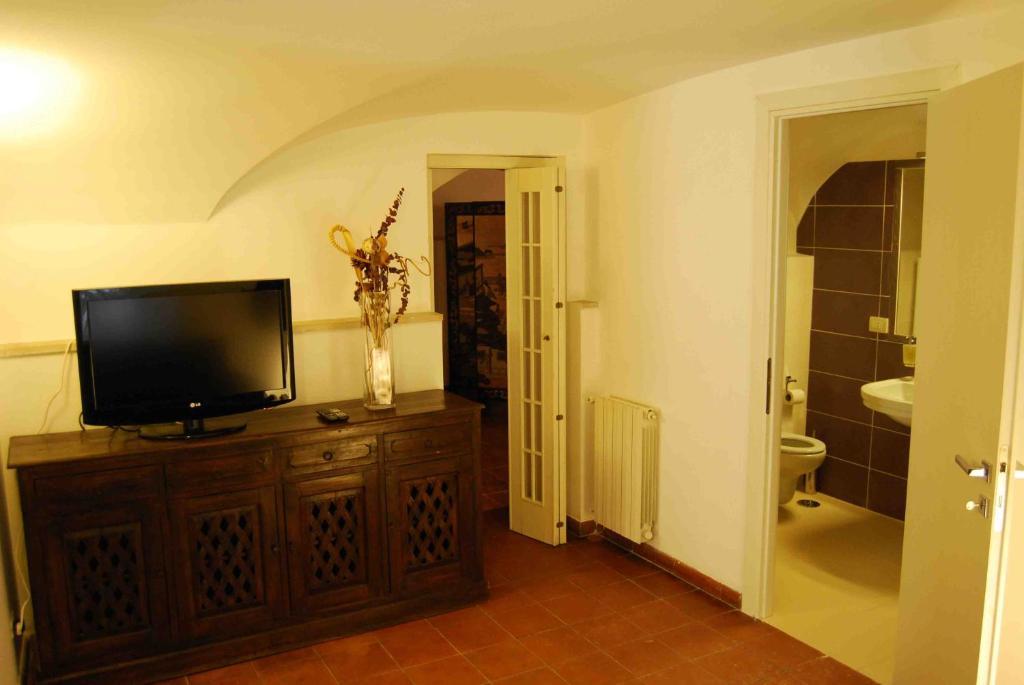 The Vault Suite Rome Room photo